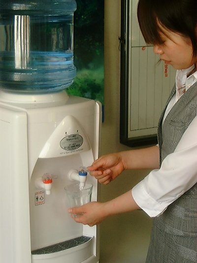 画像1: 九州熊本の天然水 阿蘇のメイスイ ワンウェイガロンボトル12L 1箱（2本） for中国